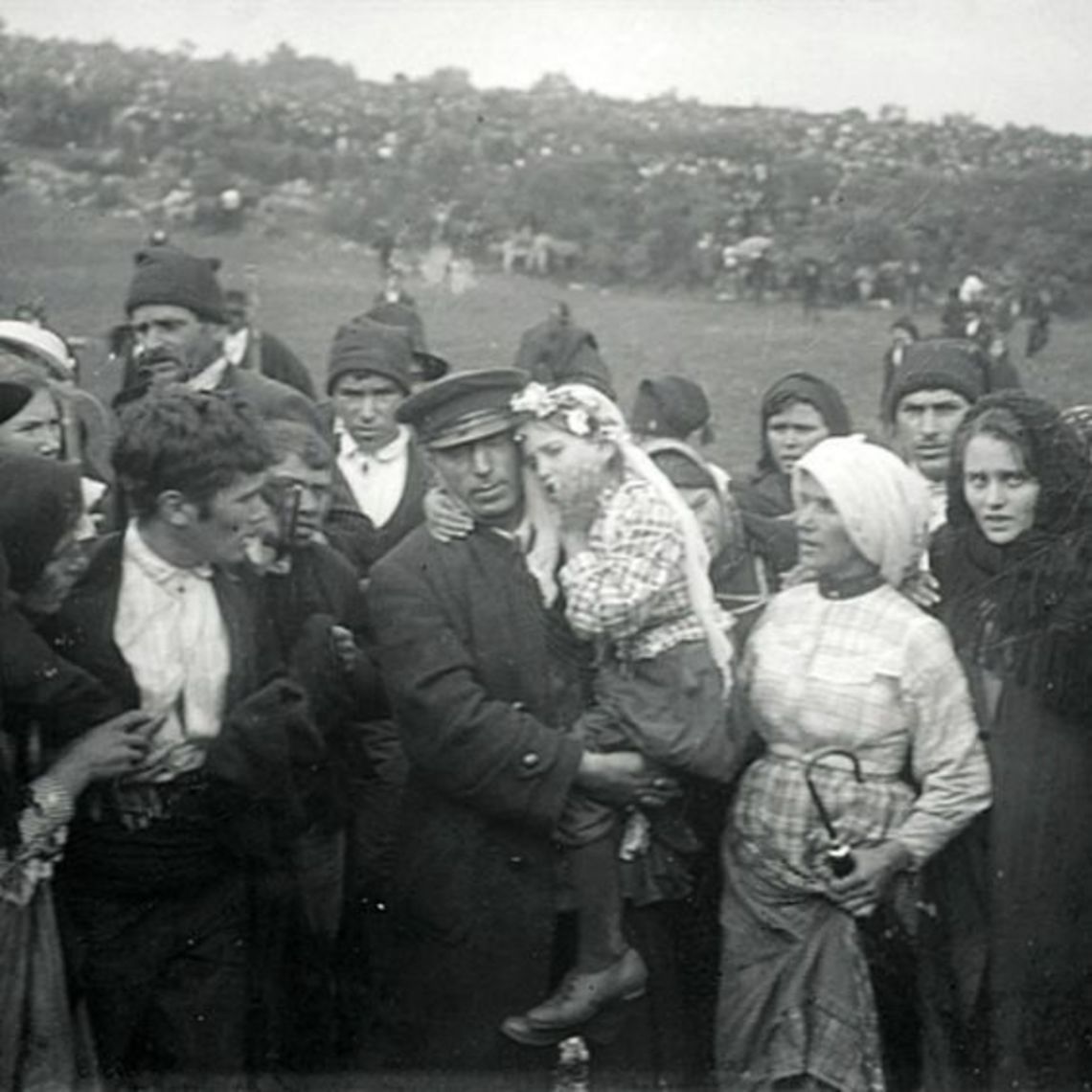 Jacinta Marto sendo carregada em meio à multidão depois de uma aparição de Nossa Senhora. Fátima, 1917.
