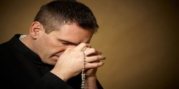 Você sabe a diferença entre rezar e orar Aprenda aqui