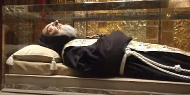 O corpo de Padre Pio ainda bombeia sangue na cintura